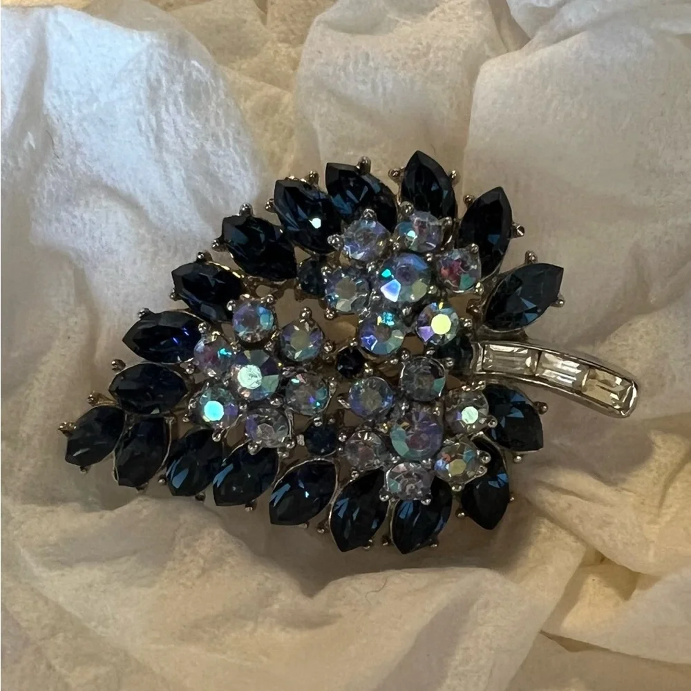 Magnificent!! Trifari brooch Leaf Blue Rhinestone baguette Silver Tone Vtg 50s - Picture 7 of 13